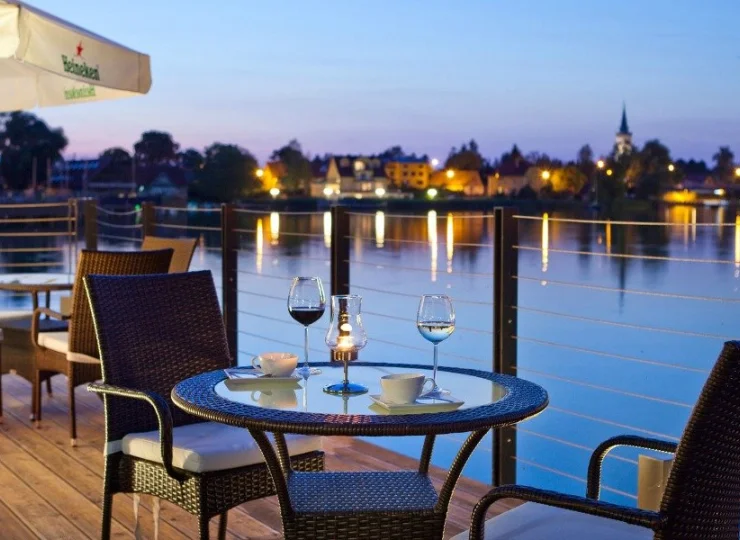 Wieczorami restauracyjne tarasy są doskonałym miejscem na romantyczne spotkanie