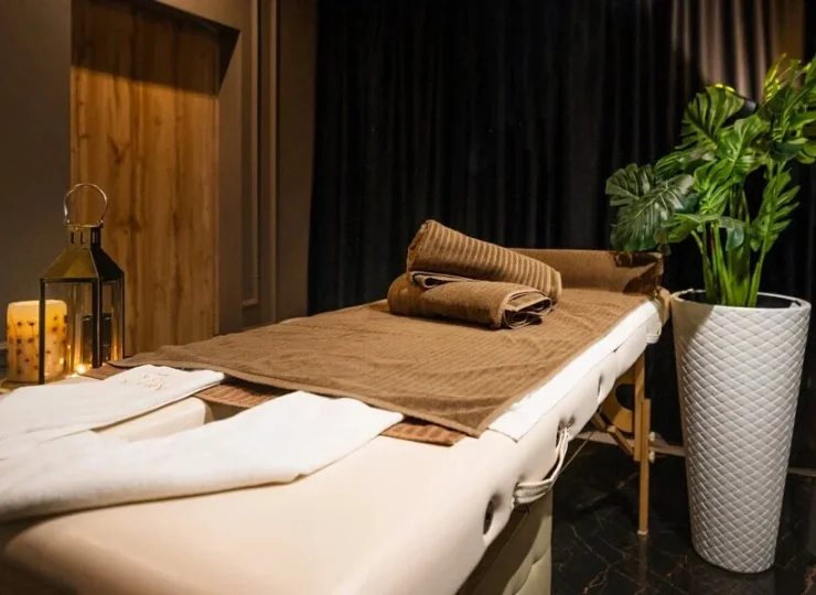 Osoby spragnione relaksu mogą skorzystać z gabinetu masażu w Amber Park SPA