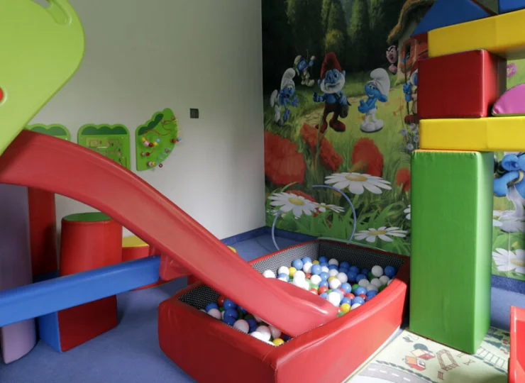 Dzieci mogą bawić się także w sali zabaw