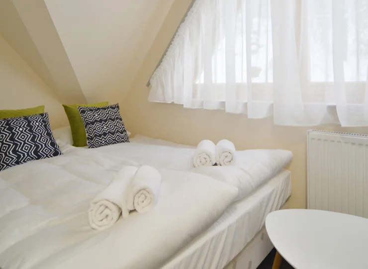 Pokój 2-osobowy classic to kameralne wnętrze z podwójnym łóżkiem, TV i wifi