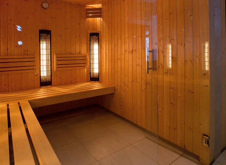 Mieści się tutaj sauna sucha i sauna na podczerwień