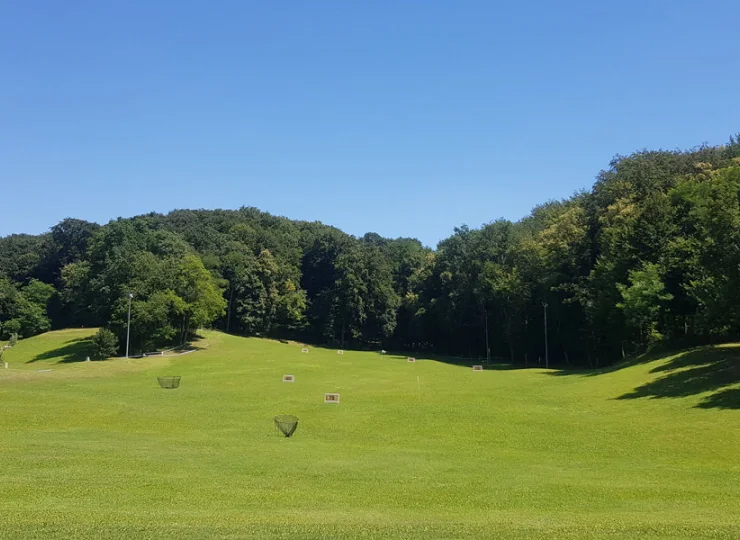 Wokół ośrodka oddano tereny rekreacyjne, w tym pole golfowe