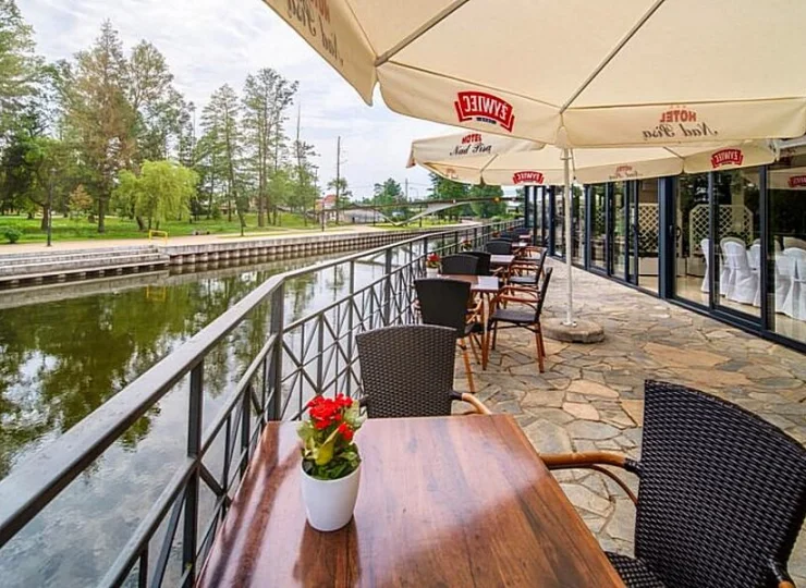 Restauracyjny taras nad rzeką jest wyjątkowym miejscem