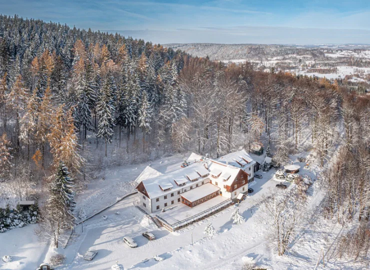 Hotel jest położony w zaciszu sosnowego lasu w Górach Izerskich