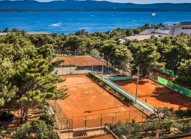 W sąsiedztwie mieści się duży kompleks kortów tenisowych i boisk sportowych