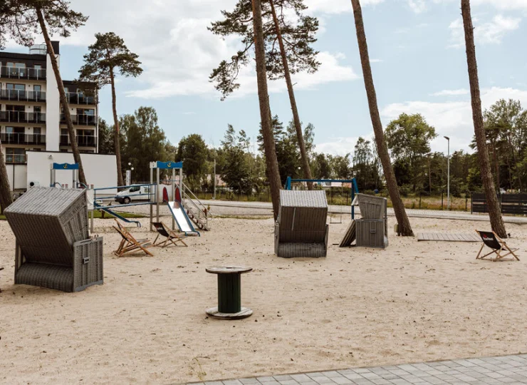 W letnie dni na gości czeka strefa relaksu na plaży