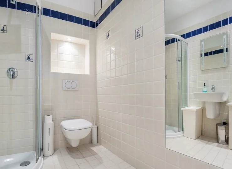 Łazienki są nowocześnie wyposażone, zawierają kabiny prysznicowe