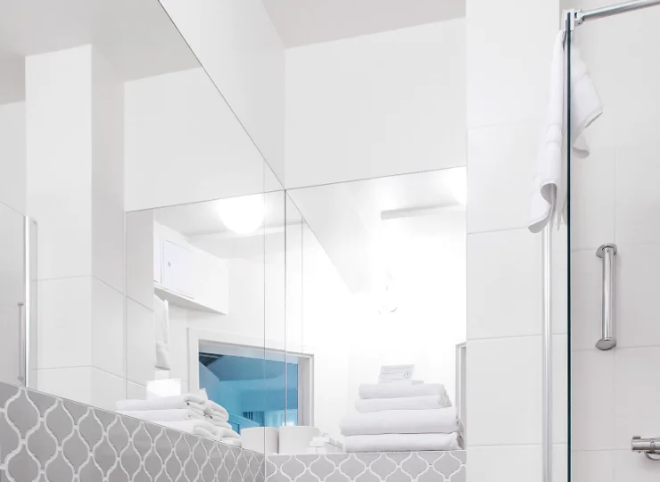 W pełni wyposażone, stylowe łazienki posiadają kabiny prysznicowe