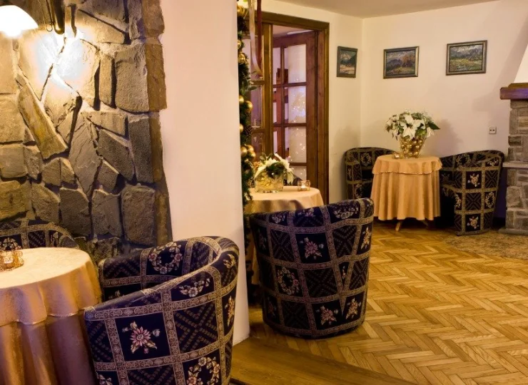 Klimatyczne wnętrza hotelu urządzono w połączeniu góralskiego stylu i komfortu