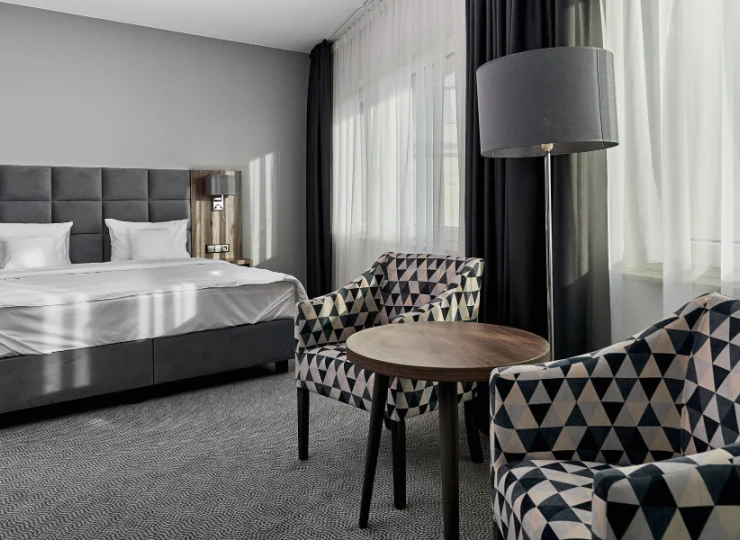 Klimatyzowane pokoje Hotelu DB wyróżnia styl i dźwiękoszczelność