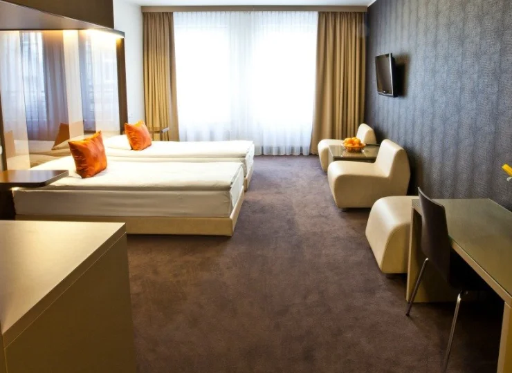 Pokoje są stylowo urządzone w kremowej kolorystyce z drewnianymi meblami