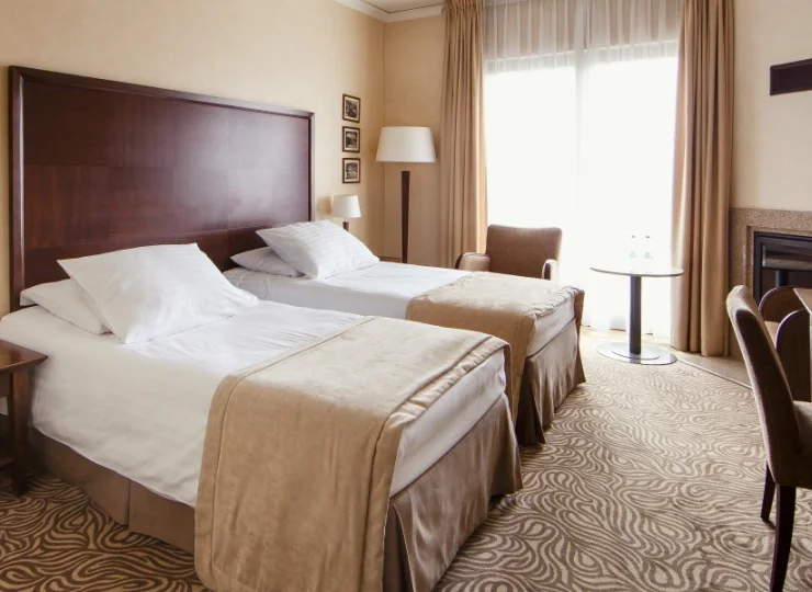 Wygodne, klasycznie urządzone pokoje Standard zapewniają komfort wypoczynku