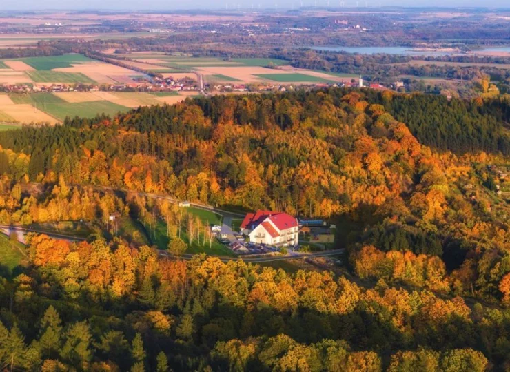 Hotel jest położony u podnóża Gór Bardzkich