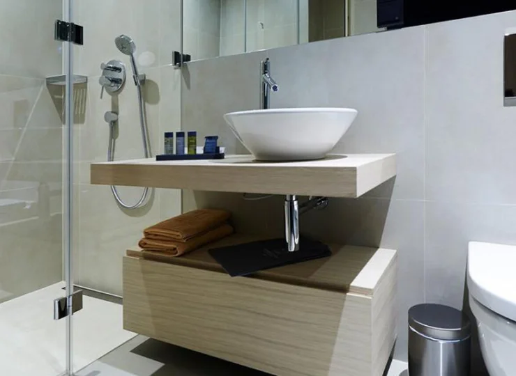 Łazienka oferuje nowoczesny węzeł sanitarny