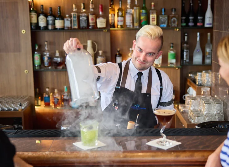 Bar oferuje szeroki wybór koktajli i win oraz pomoc profesjonalnych barmanów