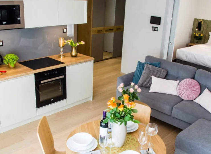 Apartament Suite składa się z sypialni, aneksu kuchennego, jadalni z salonem