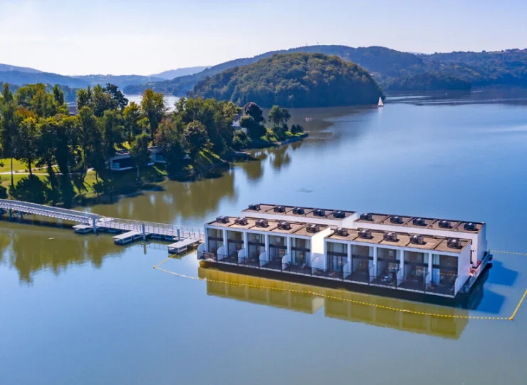 Lemon Resort SPA to także hotel na wodzie oferuje nocleg wprost na tafli jeziora