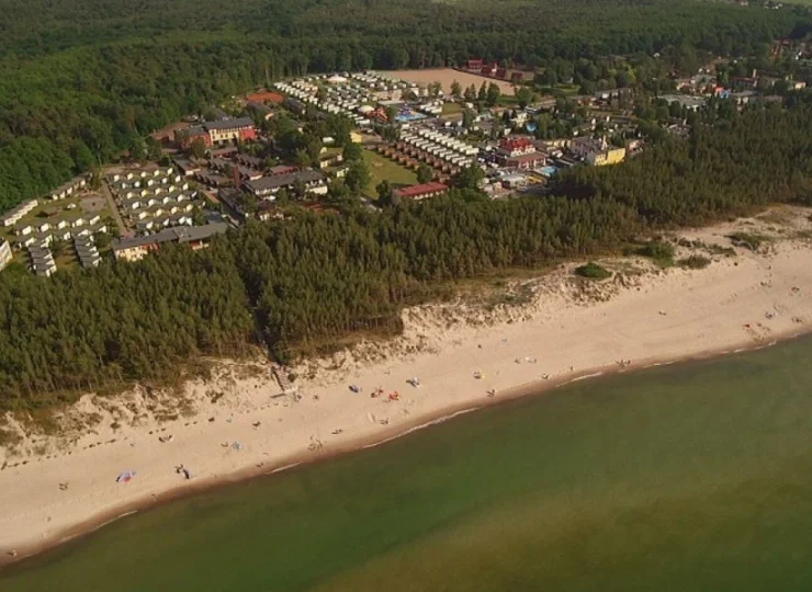 Solaris Łazy jest zlokalizowany w Łazach k. Mielna, 250 m od plaży