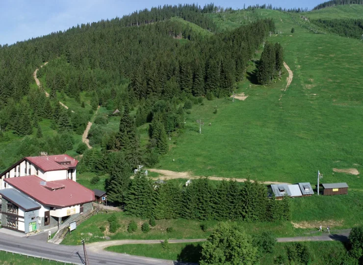 Hotel jest położony na górskim zboczu i oferuje atrakcje na świeżym powietrzu