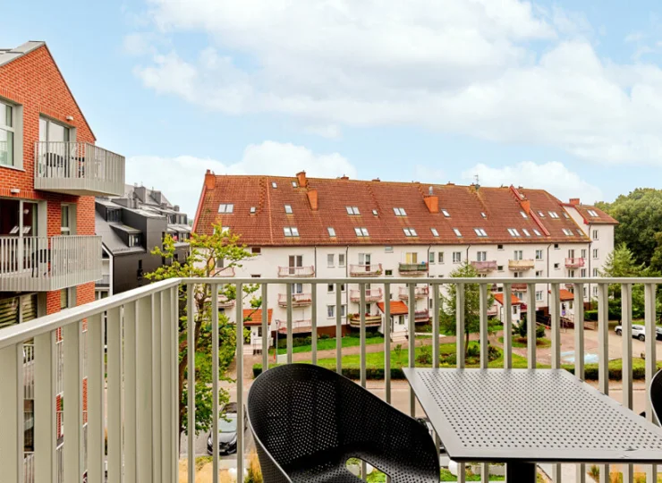 Każdy apartament ma własny balkon ze stolikiem