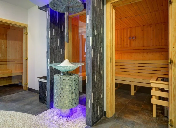 W strefie saun znalazły się: fińska, solna, natrysk wrażeń i lodopad