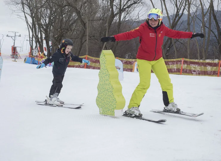 Dzieci pod okiem instruktorów szybko łapią pewność na nartach