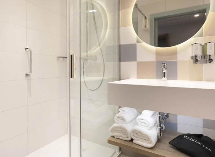 Łazienki są nowoczesne, wyposażone w kosmetyki i ręczniki