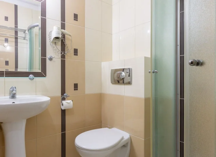 Łazienki w pokojach standard posiadają prysznic, w Lux i Studio są wanny