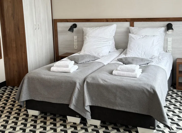 Pokoje 3-osobowe posiadają pojedyncze łóżka
