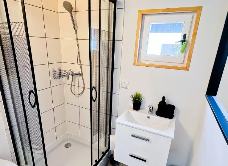 W domkach jest prywatna łazienka z prysznicem i suszarką do włosów