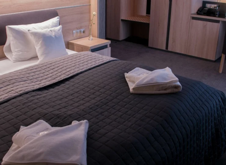 W pokojach znajdują się wygodne łóżka podwójne lub pojedyczne