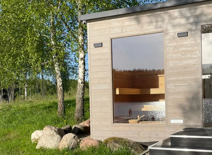Przed domem, nad brzegiem jeziora Zerbuń znajduje się sauna