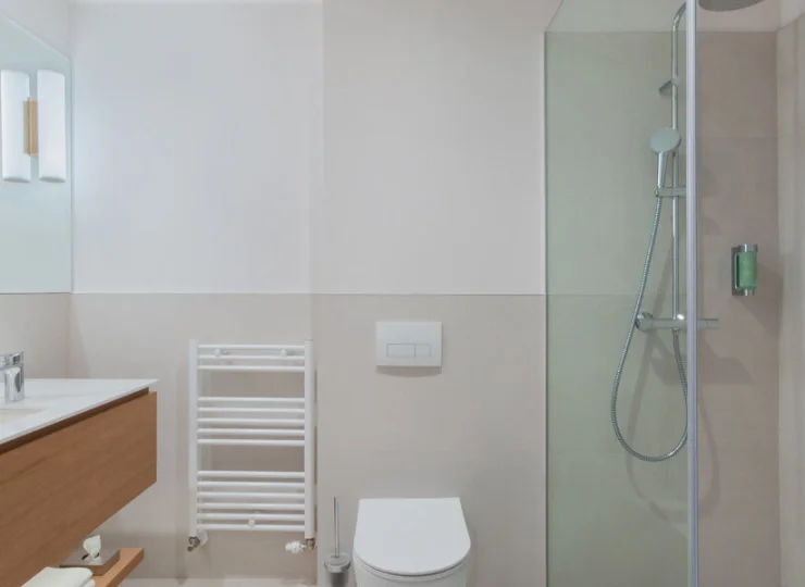 Każdy pokój posiada nowocześnie wyremontowaną łazienkę z kabiną prysznicową