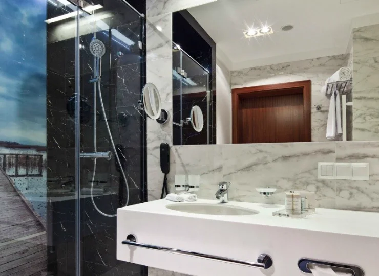 Łazienki są wyposażone w suszarkę, szlafroki, komplet ręczników i kosmetyki SPA