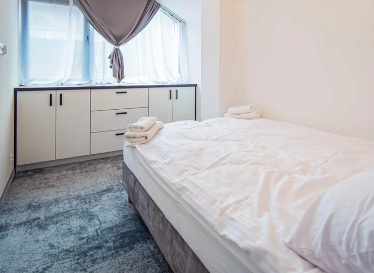 W dwóch kolejnych sypialniach mieszczą się łóżka o wymiarach 140x200 cm
