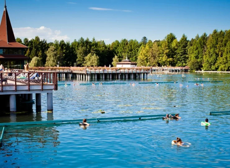 Obiekt leży tylko 200 metrów od największego jeziora termalnego w Europie