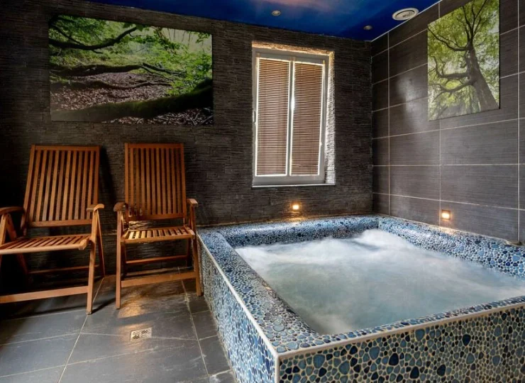 Posiada strefę wellness z jacuzzi