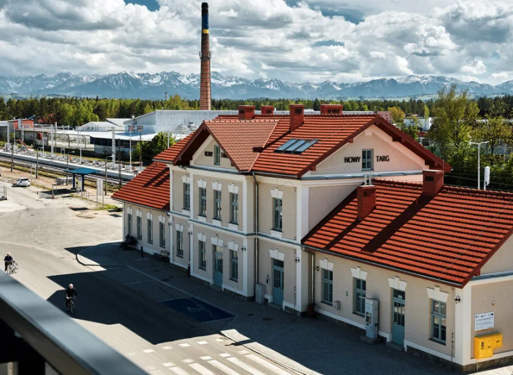 Z okien pokoi wychodzących na południe widać panoramę Tatr