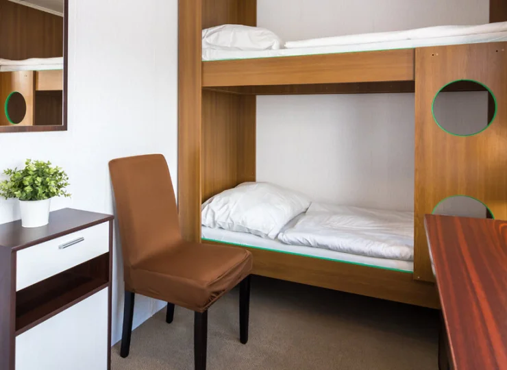 W pokoju 4-osobowym dodatkowo mieści się łóżko piętrowe
