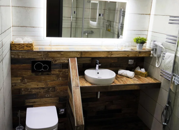 Łazienki są nowoczesne i komfortowe, wyposażone w kabinę prysznicową