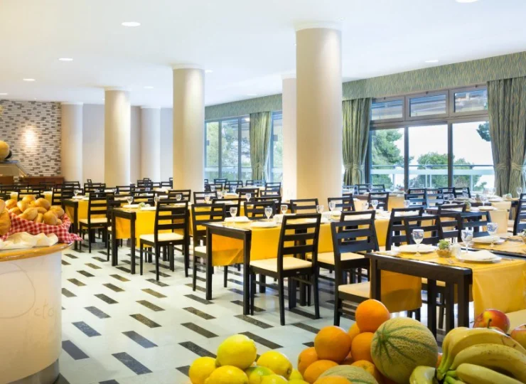 Hotelowa restauracja oferuje wyśmienite dania kuchni śródziemnomorskiej