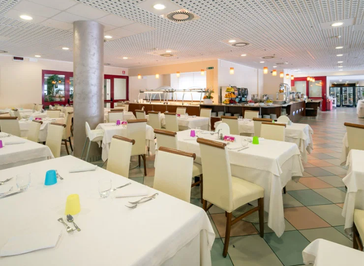 W Aparthotelu Imperial znajduje się przestronna sala restauracyjna