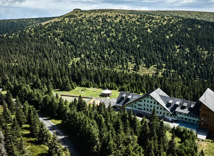 Hotel jest zjawiskowo położony tuż pod szczytem góry Pradziad w Sudetach Wsch.