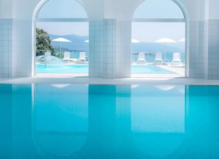 Resort posiada elegancki kompleks basenowy
