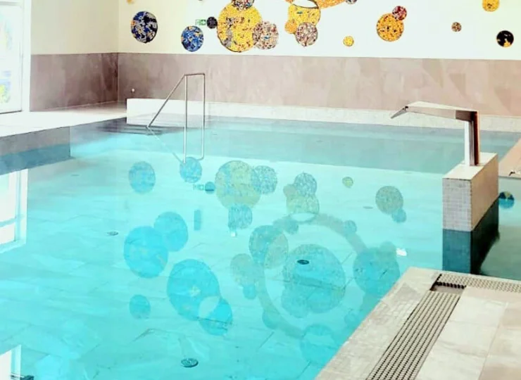 Strefa wellness & SPA posiada basen z brodzikiem, jacuzzi i strefę saun