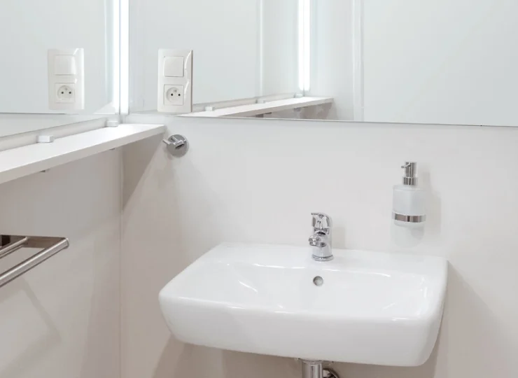 W łazience mieści się kabina prysznicowa oraz suszarka do włosów