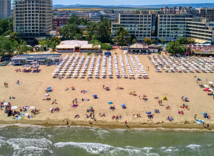 Goście hotelu mogą korzystać z wydzielonej prywatnej części plaży z leżakami