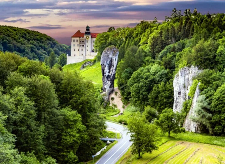 Hotel znajduje się tylko 45 km od zamku w Pieskowej Skale i Ojcowskiego PN