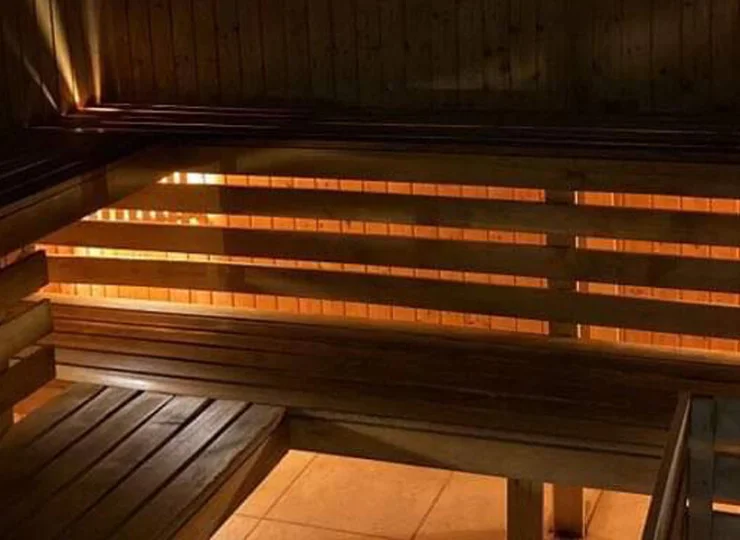 W kameralnej strefie wellness przygotowano saunę