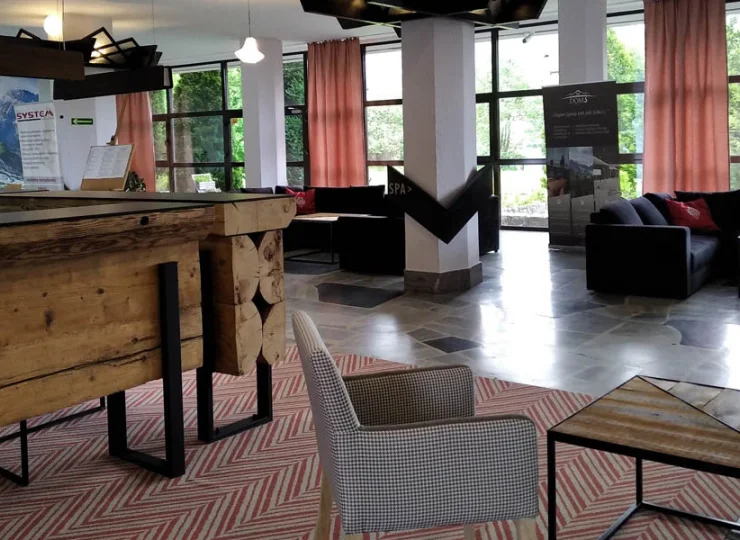 Wizytówką hotelu jest nowoczesne lobby świeżo po remoncie